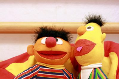 Foto von zwei Stofffiguren / Ernie und Bert im SHIA-Kinderzimmer