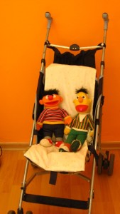 Foto von den Stofffiguren Ernie und Bert - unseren Kinderbetreuungsmaskottchen
