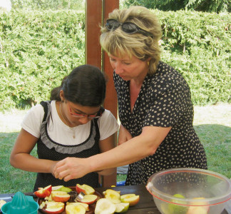 Mutter und Tochter beim Zubereiten von Obstsalat