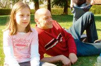 Bild Vater mit Tochter auf den Rasen gelagert